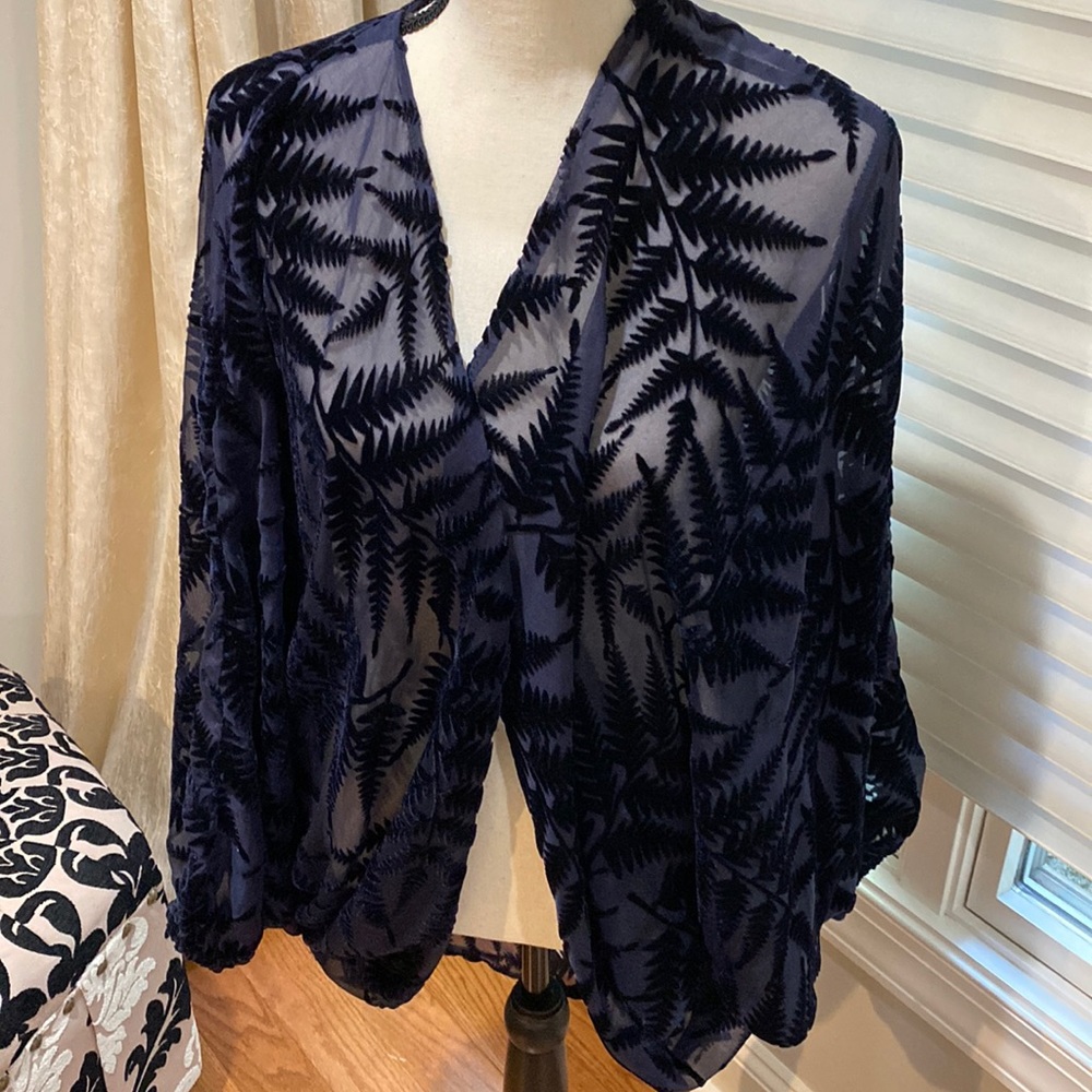 Lightweight navy top with beautiful velvet leaf pattern!